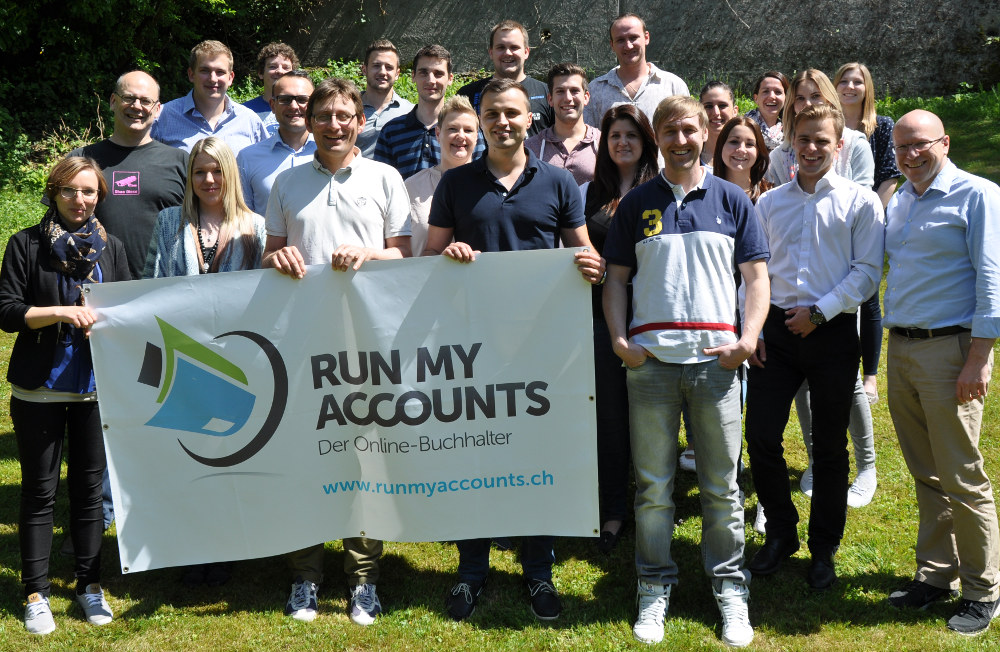 Run my Accounts Team Foto Wiese mit Plakat